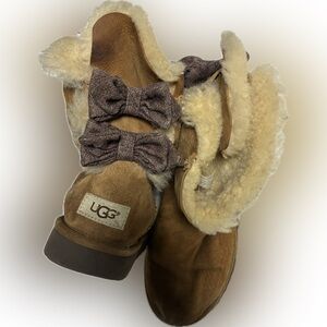 VINTAGE UGG Tan Boots with Dark Brown Bows
